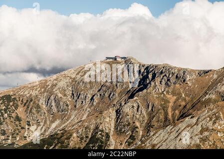 Chopok Berggipfel vom Polana Berggipfel im Herbst Nizke Tatry Berge in der Slowakei Stockfoto