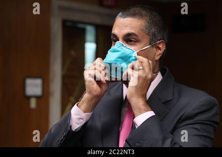 Washington, Usa. Juni 2020. FCC-Vorsitzender Ajit Pai zieht seine Gesichtsmaske an, nachdem er während einer Anhörung des Senats-Unterausschusses am Kapitol Hill am Dienstag, 16. Juni 2020 in Washington, DC, bezeugt hat. Der Schwerpunkt der Anhörungen liegt auf der Überwachung des Spektrumanauktionsprogramms der Federal Communications Commission für das Geschäftsjahr 2021. Pool Foto von Chip Somodevilla/UPI Kredit: UPI/Alamy Live Nachrichten Stockfoto