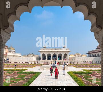 Blick auf den Khas Mahal und Anguri Bagh Hof und Gärten, Agra Fort, Agra, Uttar Pradesh, Indien Stockfoto