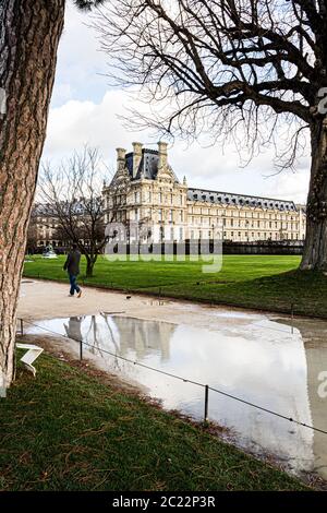 Tuileries Garden (Jardin des Tuileries) und Teilansicht des Louvre Palace (Palais du Louvre). Paris, Frankreich. Stockfoto