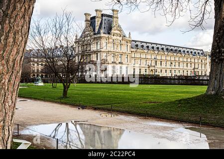 Tuileries Garden (Jardin des Tuileries) und Teilansicht des Louvre Palace (Palais du Louvre). Paris, Frankreich. Stockfoto