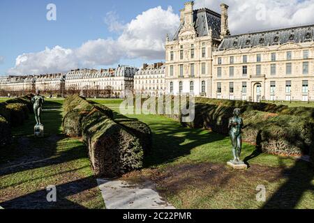 Tuileries Garden (Jardin des Tuileries) und Teilansicht des Louvre Palace (Palais du Louvre). Paris, Frankreich. Stockfoto