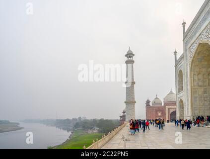 Das Heck des Taj Mahal und des Yamuna River am frühen Morgen, Agra, Uttar Pradesh, Indien Stockfoto