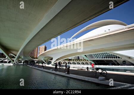 Blick auf den zeitgenössischen Ort für darstellende Kunst hinter den Brücken in Valencia, Spanien Stockfoto