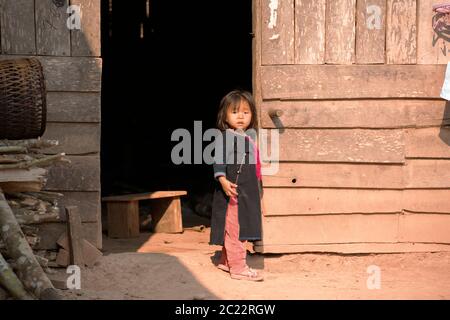 Ein junges, indigenes, ethnisches Lanten-Mädchen in ihrem Dorf in der Provinz Luang Namtha, im Norden von Laos. Stockfoto