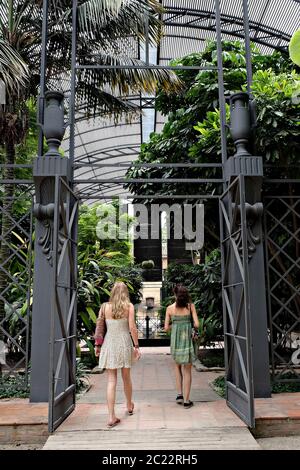 Ein paar Touristen besuchen den botanischen Garten in Valencia, Spanien Stockfoto