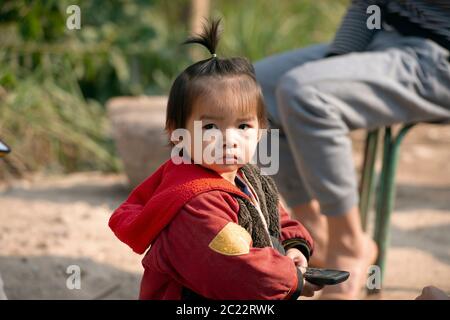 Ein junges, indigenes, ethnisches Lanten-Mädchen in ihrem Dorf in der Provinz Luang Namtha, im Norden von Laos. Stockfoto