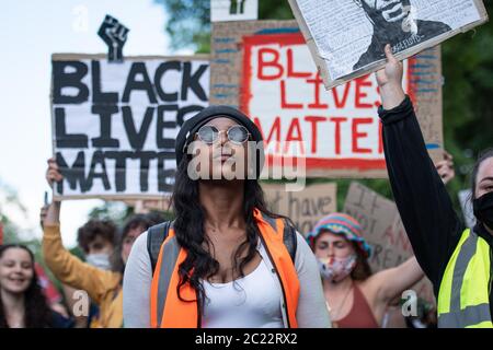 Oxford, Großbritannien. Juni 2020. Black Lives Matter protestieren durch Oxford, um Druck auf die Oxford University zu bauen, um die Statue des Sklavenhändlers Cecil Rhodes vom Oriel College zu entfernen. Kredit: Andrew Walmsley/Alamy Live Nachrichten Stockfoto