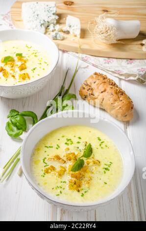 Curry-Suppe mit Croutons und Blauschimmelkäse, Vollkorn Baguette und Kräutern Stockfoto