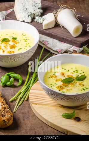 Curry-Suppe mit Croutons und Blauschimmelkäse, Vollkorn Baguette und Kräutern Stockfoto