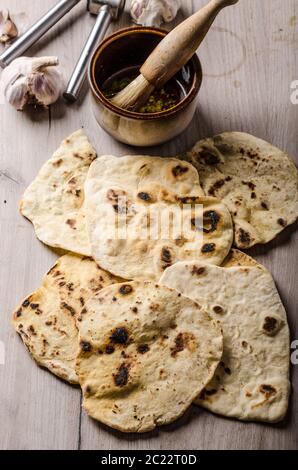 Hausgemachte indische Naan-Brot mit Knoblauch-Sauce, einfach und lecker Stockfoto