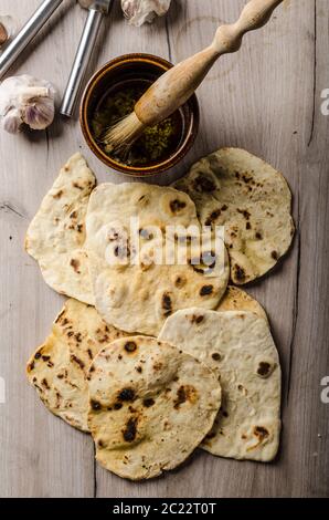 Hausgemachte indische Naan-Brot mit Knoblauch-Sauce, einfach und lecker Stockfoto