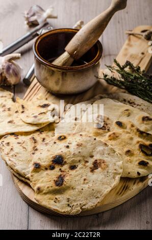 Hausgemachte indische Naan-Brot mit Knoblauch-Sauce, einfach und lecker Stockfoto