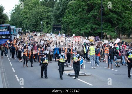 Oxford, Großbritannien. Juni 2020. Black Lives Matter protestieren durch Oxford, um Druck auf die Oxford University zu bauen, um die Statue des Sklavenhändlers Cecil Rhodes vom Oriel College zu entfernen. Kredit: Andrew Walmsley/Alamy Live Nachrichten Stockfoto