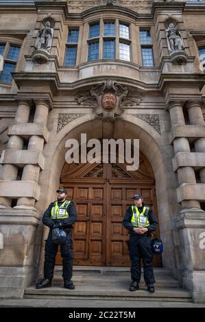 Oxford, Großbritannien. Juni 2020. Black Lives Matter protestieren durch Oxford, um Druck auf die Oxford University zu bauen, um die Statue des Sklavenhändlers Cecil Rhodes vom Oriel College zu entfernen. Kredit: Andrew Walmsley/Alamy Live Nachrichten Stockfoto