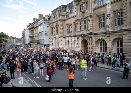 Oxford, Großbritannien. Juni 2020. Black Lives Matter protestieren durch Oxford, um Druck auf die Oxford University zu bauen, um die Statue des Sklavenhändlers Cecil Rhodes vom Oriel College zu entfernen. Kredit: Andrew Walmsley/Alamy Live Nachrichten Stockfoto