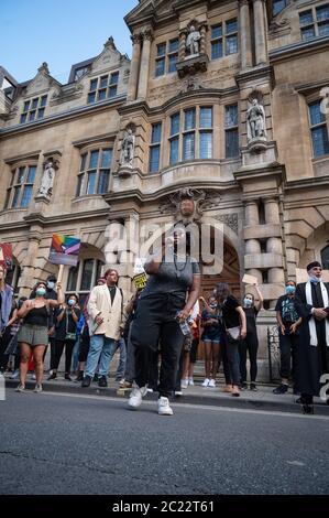 Oxford, Großbritannien. Juni 2020. Black Lives Matter protestieren durch Oxford, um Druck auf die Oxford University zu bauen, um die Statue des Sklavenhändlers Cecil Rhodes vom Oriel College zu entfernen. Kredit: Andrew Walmsley/Alamy Live Nachrichten Stockfoto