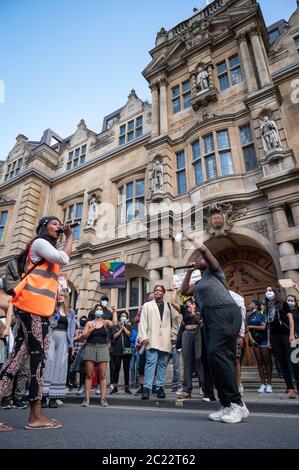 Oxford, Großbritannien. Juni 2020. Black Lives Matter protestieren durch Oxford, um Druck auf die Oxford University zu bauen, um die Statue des Sklavenhändlers Cecil Rhodes vom Oriel College zu entfernen. Kredit: Andrew Walmsley/Alamy Live Nachrichten Stockfoto