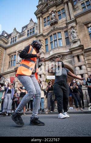 Oxford, Großbritannien. Juni 2020. Black Lives Matter protestieren durch Oxford, um Druck auf die Oxford University zu bauen, um die Statue des Sklavenhändlers Cecil Rhodes vom Oriel College zu entfernen. Kredit: Andrew Walmsley/Alamy Live Nachrichten Stockfoto