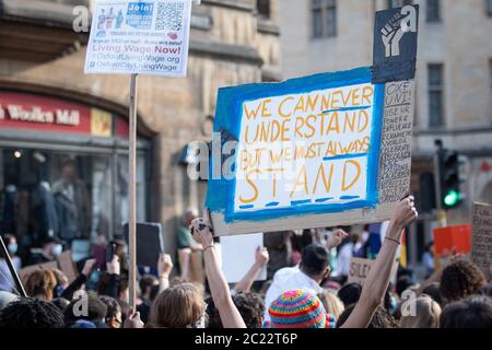 Oxford, Großbritannien. Juni 2020. Black Lives Matter protestieren durch Oxford, um Druck auf die Oxford University zu bauen, um die Statue des Sklavenhändlers Cecil Rhodes vom Oriel College zu entfernen. Kredit: Andrew Walmsley/Alamy Live Nachrichten Stockfoto