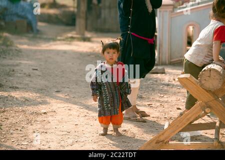 Ein junges, indigenes, ethnisches Lanten-Mädchen in ihrem Dorf in der Provinz Luang Namtha, im Norden von Laos. Stockfoto