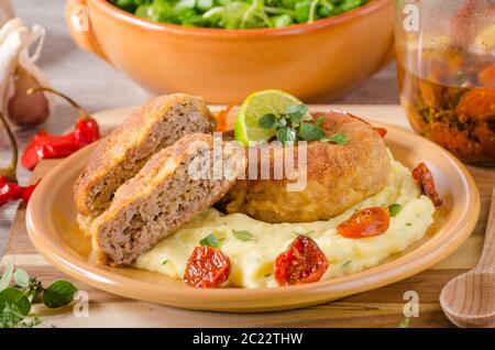 Hackfleisch / Faschiertes Schnitzel mit Käse und Kartoffelpüree Stockfoto