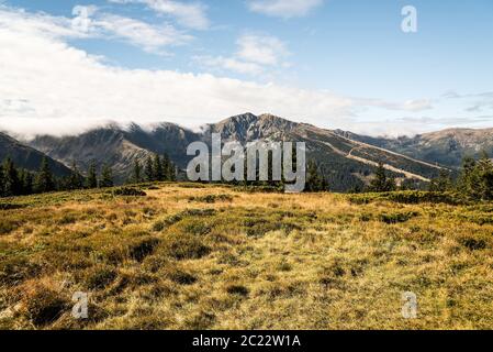 Hauptkamm der Niske Tatry Berge mit Chopok und Dumbier Berggipfel vom Prasiva Hügel über Demanovska dolina Tal in der Slowakei Stockfoto