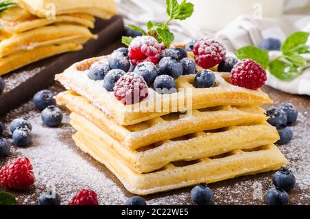 Hausgemachte Waffeln mit Beeren garniert mit Schokolade Stockfoto