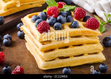 Hausgemachte Waffeln mit Beeren garniert mit Schokolade Stockfoto