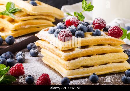 Hausgemachte Waffeln mit Beeren garniert mit Schokolade Stockfoto