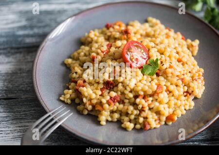 Ptitim oder Birdy, israelische Teigwaren Couscous mit Tomaten und Kräuter/ Stockfoto