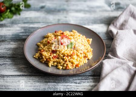 Ptitim oder Birdy, israelische Teigwaren Couscous mit Tomaten und Kräuter/ Stockfoto