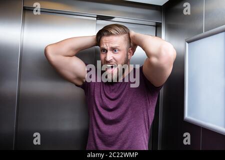 Man Platzangst Leiden gefangen im Aufzug Schreien Stockfoto