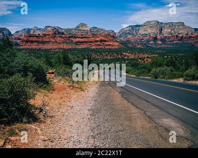 Fahren auf Boynton Pass Road in Sedona, Arizona in Richtung Boynton Canyon und Mescal Berg. Stockfoto