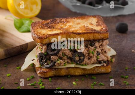 French Toast mit Thunfisch und Oliven, einfaches, aber leckeres Frühstück Stockfoto