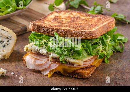 Französischer Toast-blau-Käse-Salat, köstlichen Schinken, Käse überbacken Stockfoto