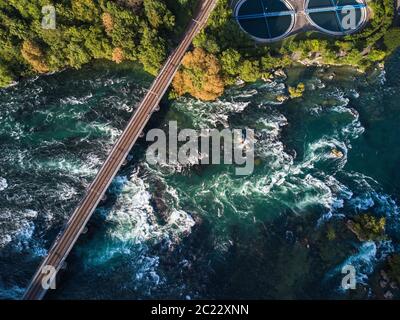 Rheinfall (Rheinfall) die größte Ebene Wasserfall Europas. Es ist in der Nähe von Schaffhausen zwischen den Kantonen Schaffhausen und Zürich in der Schweiz entfernt Stockfoto