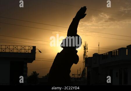 Beawar, Rajasthan, Indien, 16. Juni 2020: Silhouette einer Person, die "Surya Namaskar" Yoga während des Sonnenuntergangs vor dem 6. Internationalen Yoga-Tag, in Beawar. Yoga ist eine körperliche, geistige und spirituelle Praxis, die ihren Ursprung in Indien hat. Kredit: Sumit Saraswat/Alamy Live Nachrichten Stockfoto