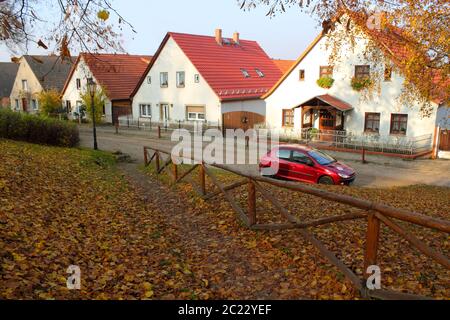 Wohnanlage im Herbst Stockfoto