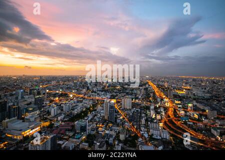 Bangkok: Bangkok / Thailand - 18. Juli 2019: Luftaufnahme von Bangkok, Thailand, von einer Sky Bar in der Stadt, bei Sonnenuntergang, mit vielen Stadtlichtern und Traf Stockfoto