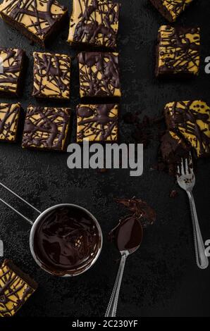 Dunkle Schokoladen-Brownies mit Zuckerguss Erdnussbutter Stockfoto