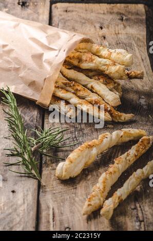Sticks Blätterteig, garniert mit Gewürz, gebacken im Ofen, rustikale Foto Stockfoto