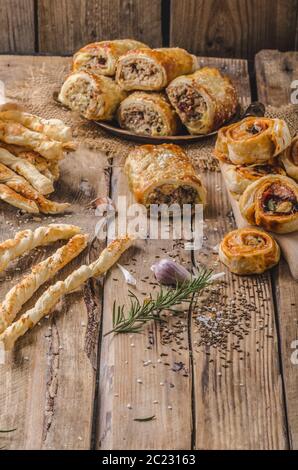 Sticks Blätterteig, garniert mit Gewürz, gebacken im Ofen, rustikale Foto Stockfoto