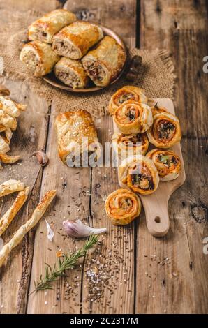 Sticks Blätterteig, garniert mit Gewürz, gebacken im Ofen, rustikale Foto Stockfoto