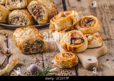 Sticks Blätterteig, garniert mit Gewürz, gebacken im Ofen, rustikale Foto Stockfoto