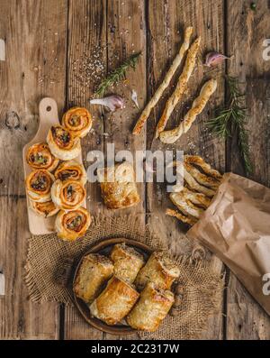 Sticks Blätterteig, garniert mit Gewürz, gebacken im Ofen, rustikale Foto Stockfoto