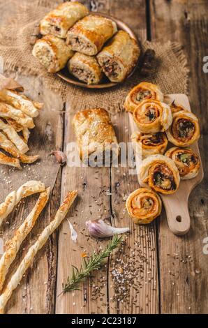 Sticks Blätterteig, garniert mit Gewürz, gebacken im Ofen, rustikale Foto Stockfoto