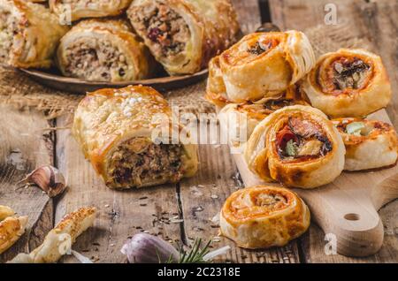 Sticks Blätterteig, garniert mit Gewürz, gebacken im Ofen, rustikale Foto Stockfoto