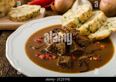 Klassische tschechische Gulasch mit Knödel, schweres Essen, hausgemachte Knödel Repu- Stockfoto