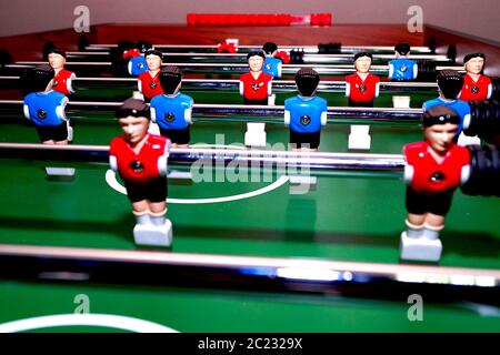 Arcade-Tischfußball mit Werkzeugen zum Spielen für Büro- und Heimspiele. Stockfoto